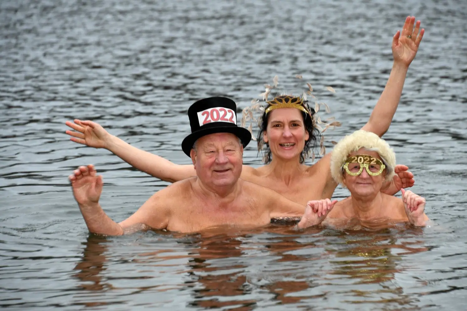 Manfred Schulz (79), Antje Richter (43) und Brigitte Schulz (78/v.l.n.r.) beim Silvesterbaden im Sachsendorfer See.