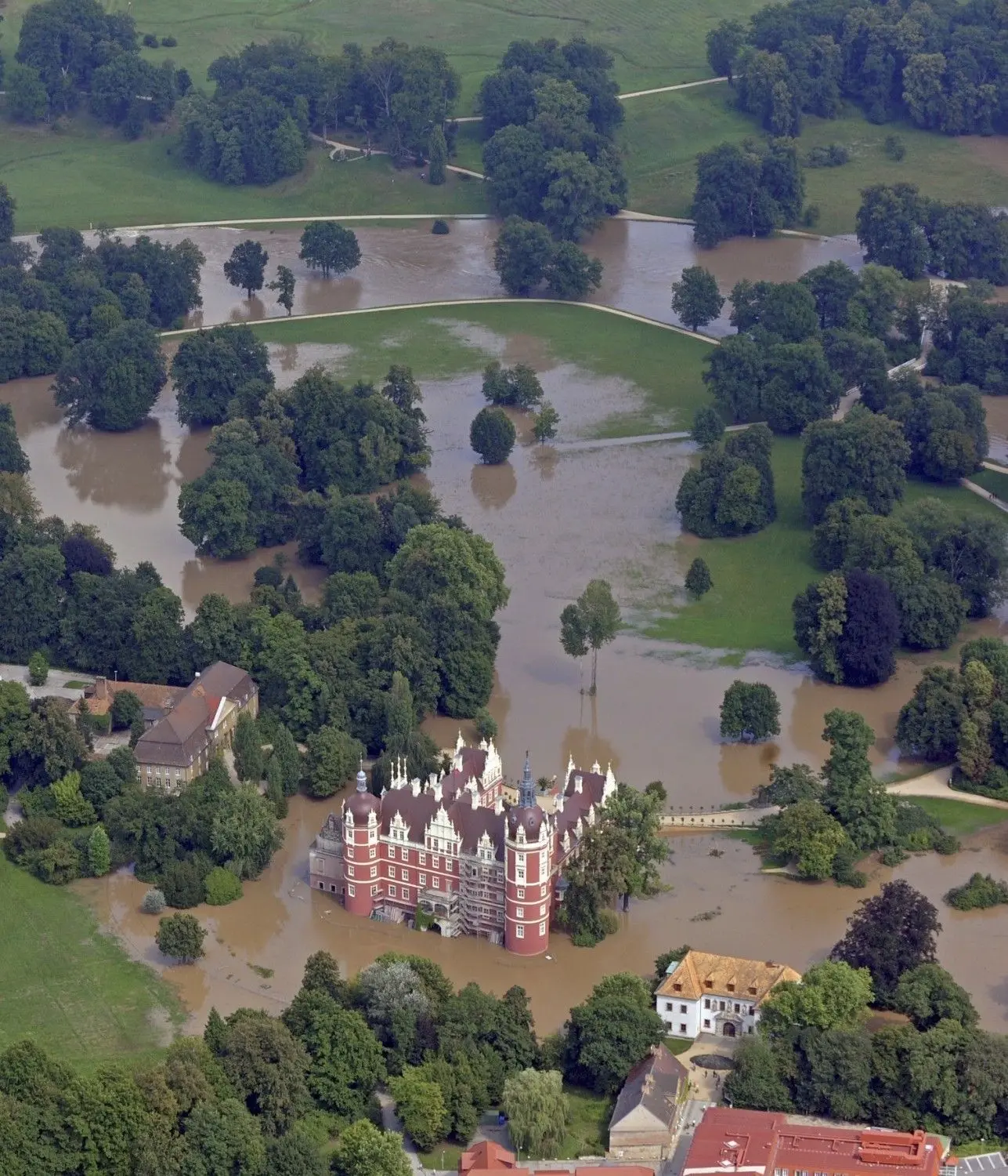 Am 9. August 2010 war das Neue Schloss im Muskauer Park nur noch auf dem Wasserweg erreichbar. Die nahe Neiße war über die Ufer getreten.