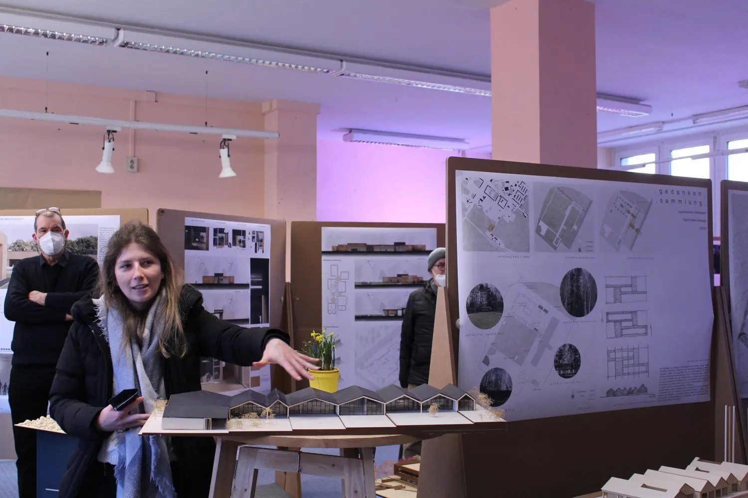 Sophie Merz erläutert ihren Entwurf bei der Ausstellung in Weißwasser zum Neubau-Vorhaben der Station Junger Naturfoscher und Techniker.