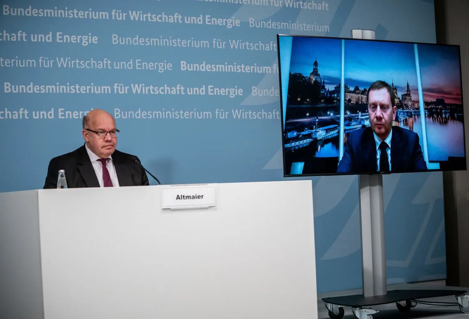 Bundeswirtschaftsminister Peter Altmaier (CDU) spricht neben dem virtuell zugeschalteten Michael Kretschmer (CDU), Ministerpräsident von Sachsen bei der Pressekonferenz zur Eröffnung der neuen Außenstelle des Bundesamtes für Wirtschaft und Ausfuhrkontrolle (BAFA) in Weißwasser. Aufgrund der Corona-Krise wurde die Eröffnung im Rahmen einer virtuellen Pressekonferenz durchgeführt. Foto: Michael Kappeler