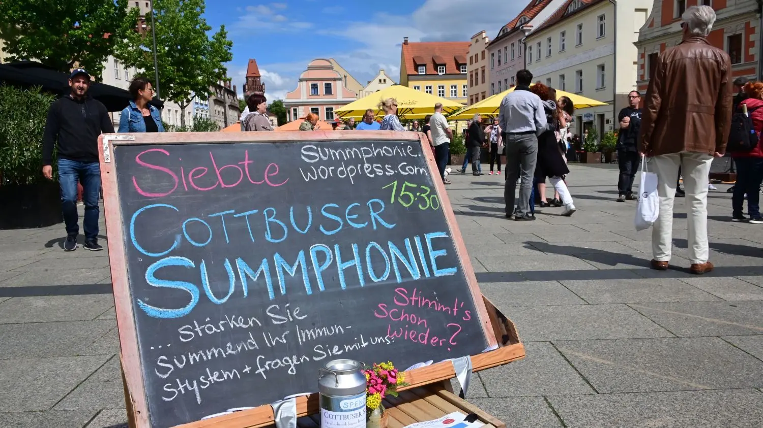 Die Aktivisten der Summphonie behaupten, von den Maßnahmen gegen Corona gehe eine höhere Gefahr aus als von Corona selbst.