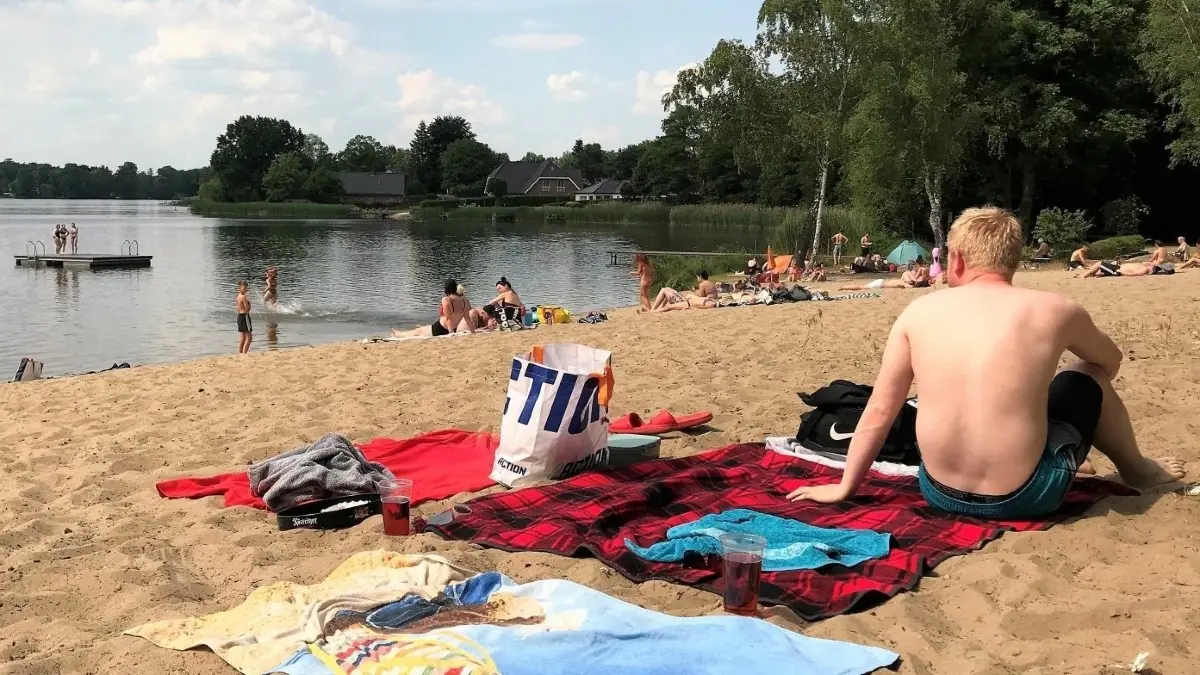 Entspannung am Wasser: Der Strand des Freibades am Ostufer des Großen Müllroser Sees ist am Nachmittag des 8. Juni 2023 gut gefüllt. Am Wochenende werden hier mehrere Hundert Badegäste erwartet.
Müllrose. Freibad am Ostufer Großer Müllroser See. 08.06.2023. Foto: Frank Groneberg
Einverständnis für Veröffentlichung wurde mündlich erteilt.