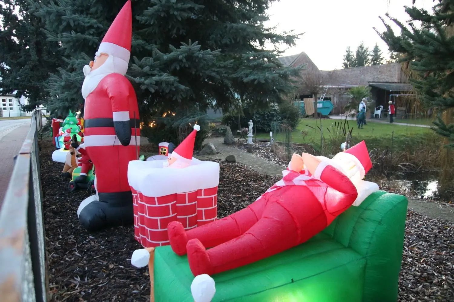 In Lubolz hat Familie Hoffmann jede Menge Weihnachtsdekoration aufgestellt.