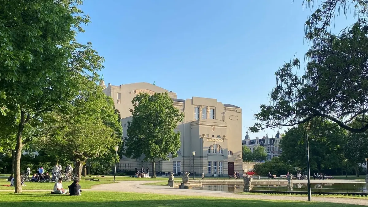 Der Schillerpark am Staatstheater gehört zu den Lieblingsorten der Cottbuser.
Der Schillerpark und das Staatstheater Cottbus.