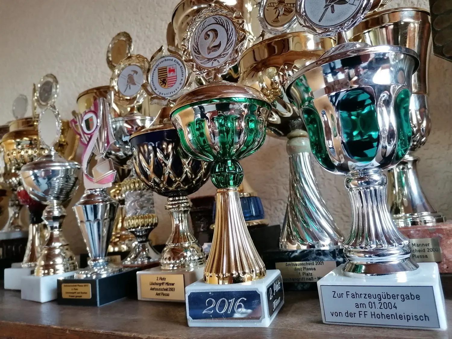 Die Pokale erinnern an wichtige Ereignisse und Wettkämpfe.