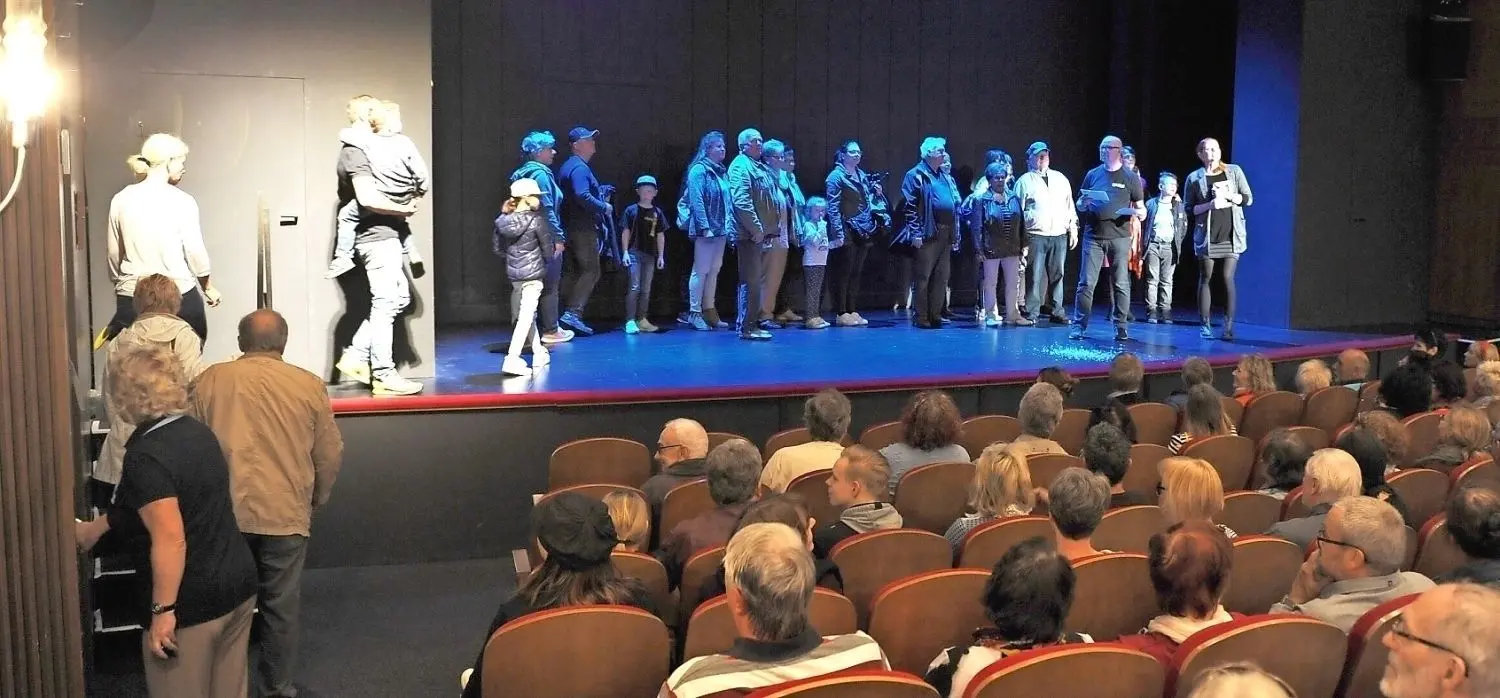 Lustiger Spaß am Rande: Mitten in der offiziellen Spielzeitpräsentation auf der Hauptbühne wurde während des Theaterfestes eine Besuchergruppe „aus Versehen“ über die Bühne geführt. Man weiß nicht genau, auf welcher Zuschauerseite das Erstaunen größer war.⇥