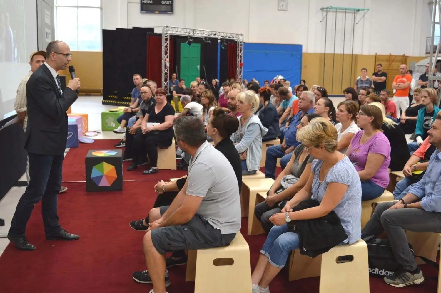 Für Bildungsdezernent Roland Neumann sind die Eltern die wichtigsten Ansprechpersonen, wenn es um die Wahl eines Praktikums- oder Ausbildungsplatzes ihrer Kinder geht. Er warb dafür, sich vorher zu informieren. Ein Wechsel oder Abbruch einer Lehr sei sehr schlecht. ⇥