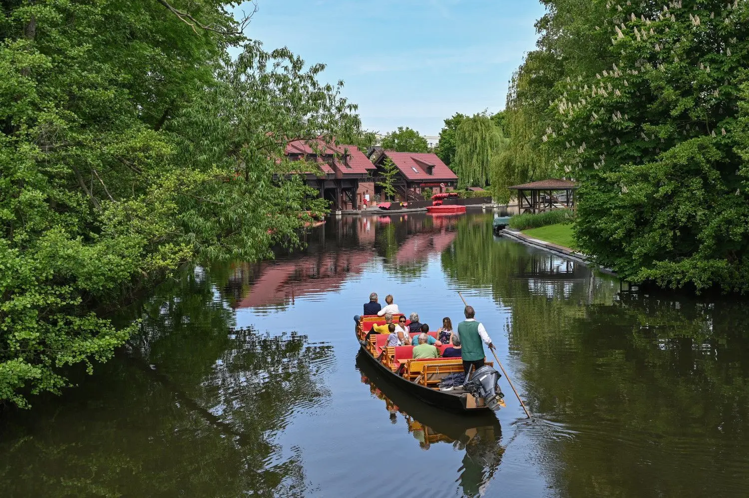 Eine Kahnfahrt gehört für die meisten Touristen beim Besuch in Lübben dazu. Die TKS bietet auch Touren für Kinder und Familien an.