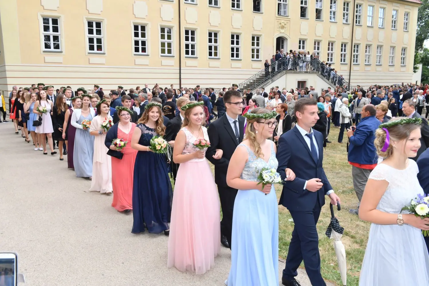 Die ganze Welt steht offen – 74 Schüler dieses Jahrgangs am Elsterschloss-Gymnasium Elsterwerda erhalten das Eichenlaub bei der Bekränzung und flanieren dann zu Verdis Triumphmarsch durch den Schlosspark.