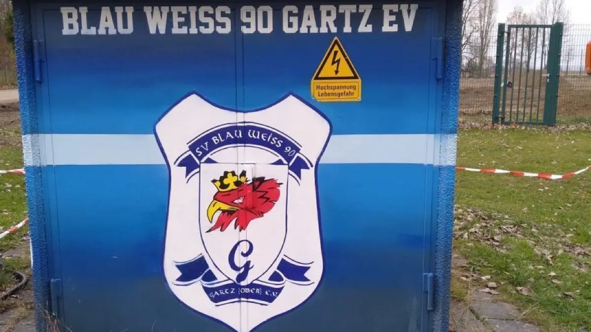Benjamin Siegel, von der Firma Motiv-Wunsch, hat die Ortsnetzstation der E.DIS, an der Gartzer Wiesenstraße, mit dem Logo des Gartzer Sportvereins "SV Blau-Weiß 90 Gartz" gestaltet.
25.11.21, Benjamin Siegel, von der Firma Motiv-Wunsch, hat die Orsnetzstation der E.DIS an der Gartzer Wiesenstraße mit dem Logo des Gartzer Sportvereins "SV Blau-Weiß 90 Gartz" gestaltet.