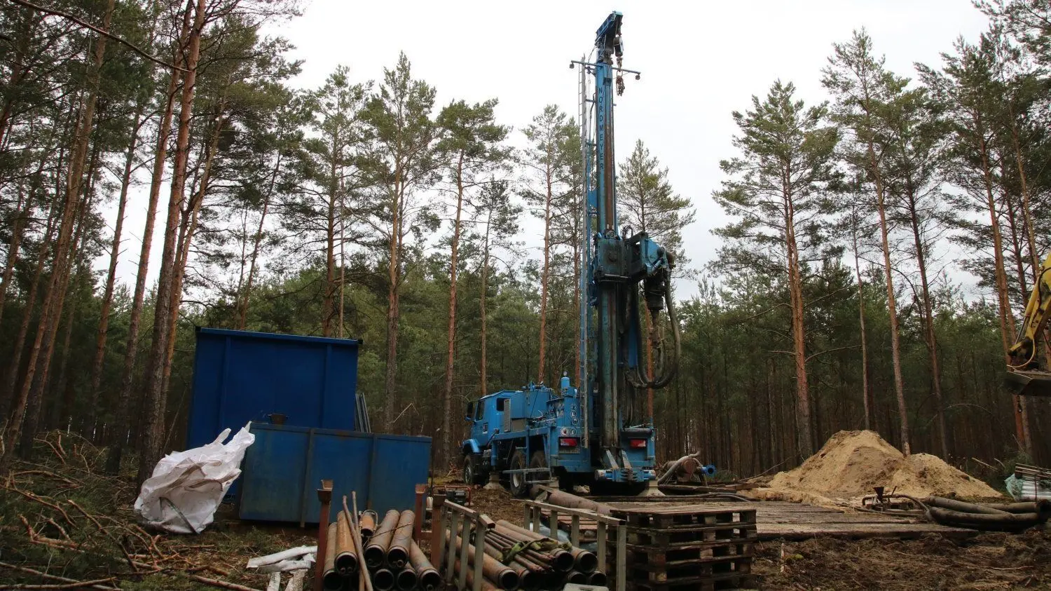 Im Wald zwischen Lübben und Neuendorf bohrt die Firma Nord Bohr und Brunnenbau insgesamt sechs neue Tiefbrunnen.