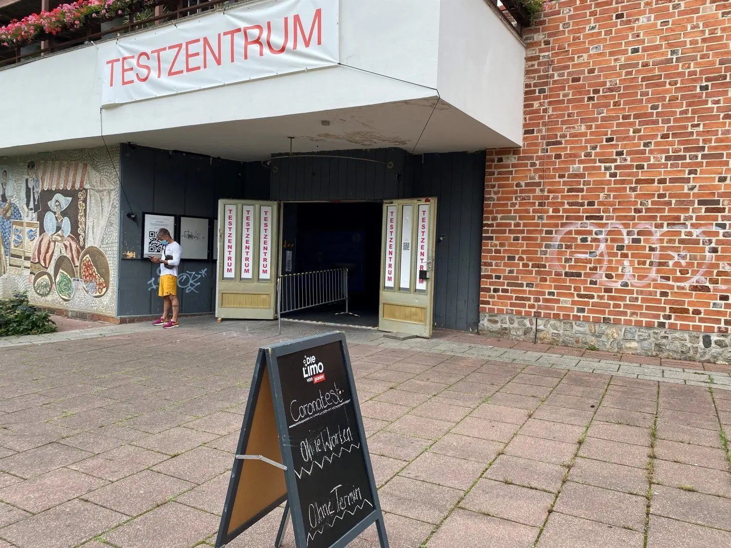 Das Corona-Testzentrum an der Mauerstraße in Cottbus hat weiterhin geöffnet. Dort können auch ohne vorherige Anmeldung Schnelltests gemacht werden.