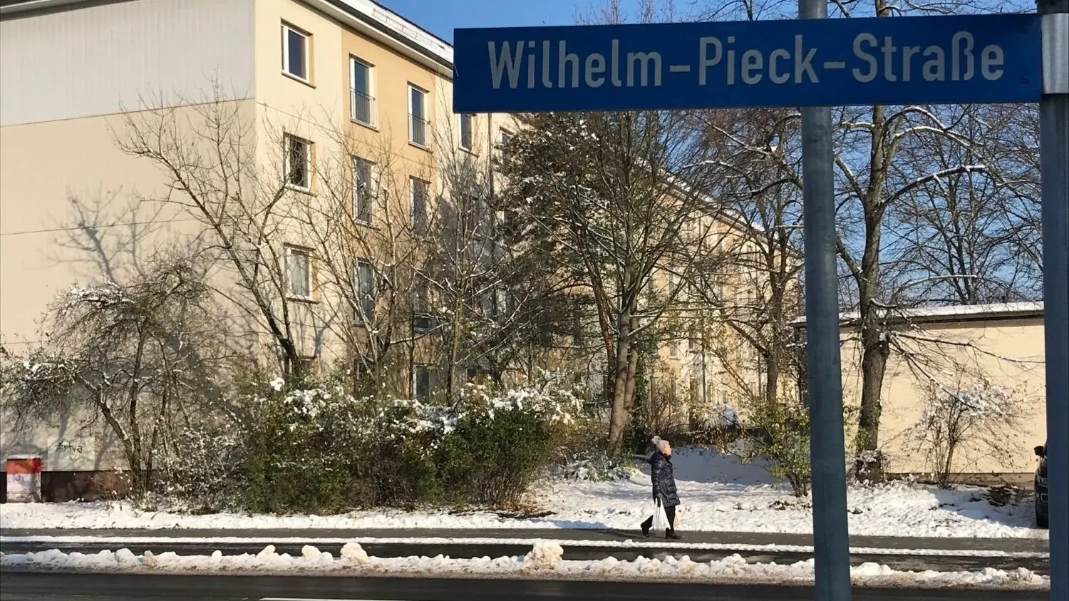 Die Senftenberger Wilhelm-Pieck-Straße stellt die Verbindung von der Briesker Straße nach Norden her. Benannt ist sie nach dem ersten und einzigen Präsidenten der DDR.