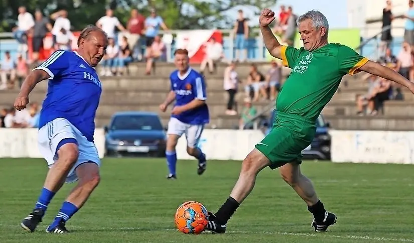 Bernd Wunderlich (l.) gegen Maik Wilke: Rund 1000 Zuschauer sahen in Hoyerswerda das Spiel einer DDR Auswahl gegen ein Regionalteam. ⇥