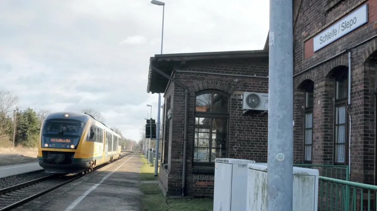 Der Bahnhof Schleife soll umgebaut werden - das hat auch mit der Umverlegung der Bahnstrecke zwischen Weißwasser und Rietschen zu tun.
Die Zuganbindung mit dem Ausblick auf einen Schnellzug ist für Schleife goldwert. Allerdings braucht der Bahnhof eine Aufwertung. Ideen werden auch dafür im Dorfentwicklungskonzept gesammelt.