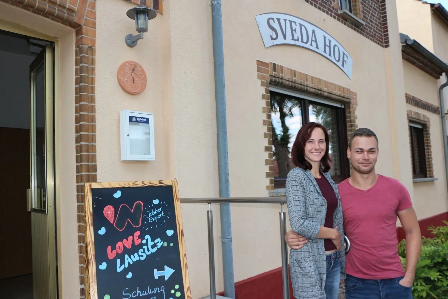 Dana Kranz (36) und Sven Hoffmann (29) betreiben den Sveda-Hof in der zweiten Saison. Ihre „Café & Plinserie“ haben sie allerdings wieder zu gemacht.
