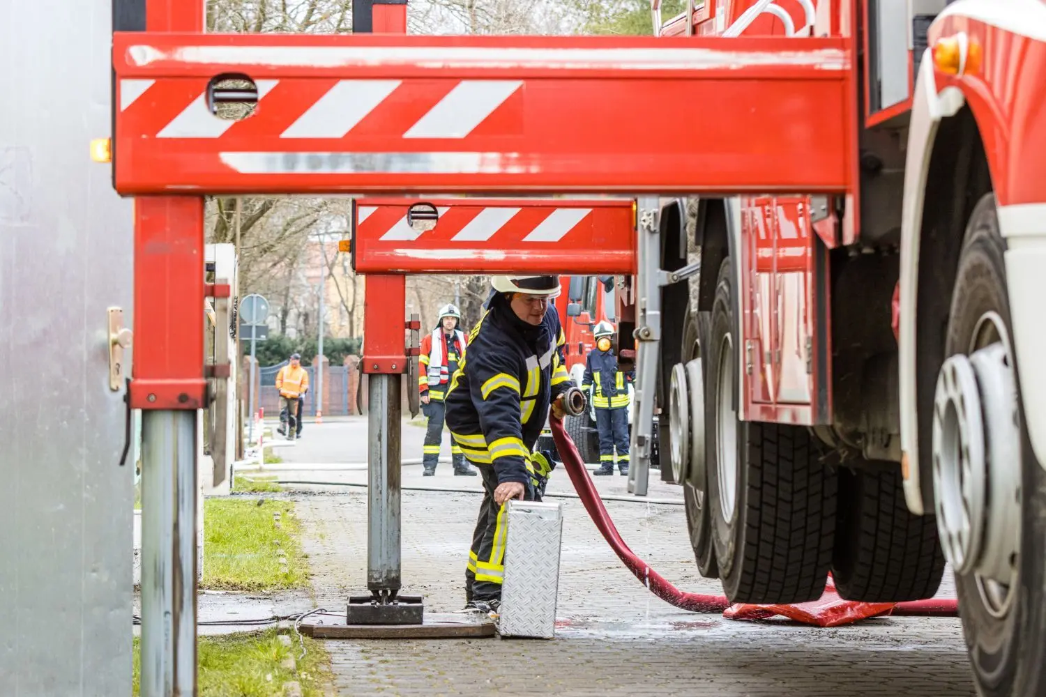 29.03.2020, Brandenburg, Drebkau: Brand im Drebkauer Volkshaus: Das Drebkauer Volkshaus wurde bei einem Brand in der Nacht zum Sonntag vollständig zerstört. 60 Kameradinnen und Kameraden der Drebkauer Feuerwehr und von Wehren der umliegenden Ortsteile sowie aus Cottbus konnten mit 15 Fahrzeugen verhindern, dass sich das Feuer auf das Schützenhaus und andere angrenzende Gebäude ausbreitete. Die Kriminalpolizei nahm die Brandursachenuntersuchung auf.Foto: Frank Hammerschmidt