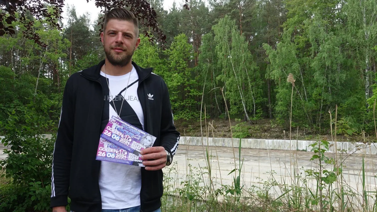 Dominik Kosel vor dem Eisstadion in Groß Düben. Hier sollte in diesem Sommer Beatrice Egli singen. Das Konzert wird nun im Juni 2021 stattfinden.