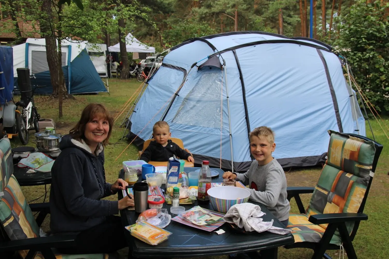 Diana Dähling und ihre Söhne Benjamin (M.) und Sebastian aus Erkner genießen derzeit den Urlaub im Familienpark Großkoschen. Zu beanstanden hat das Trio eigenen Angaben zufolge nichts.