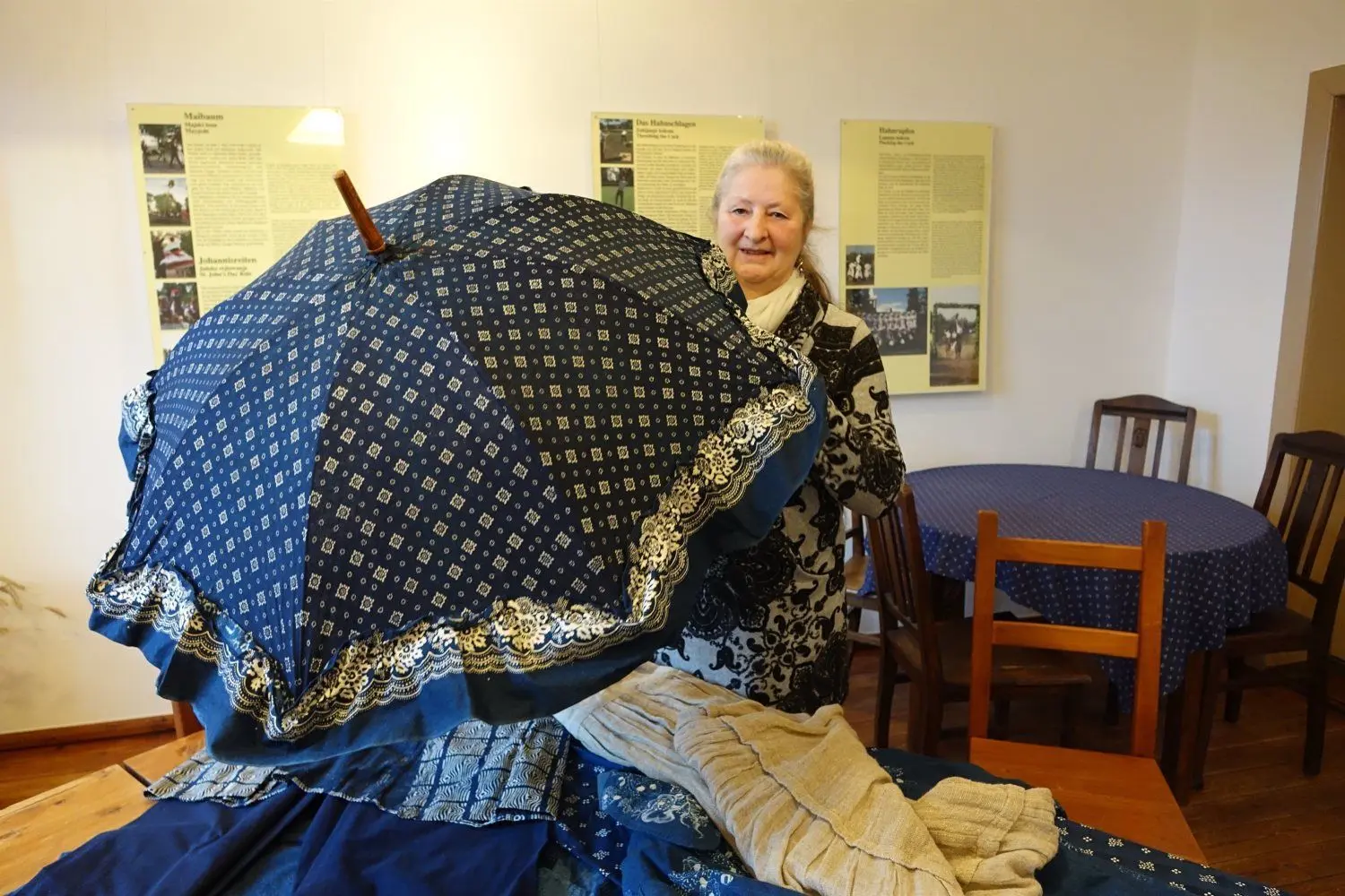 Selbst Schirme wurden mit Blaudruckstoffen bespannt. Regen hielten sie vermutlich nicht ab, dafür sind sie nach wie vor ein attraktiver Hingucker, wie auch Museumschefin Babette Zenker findet.
