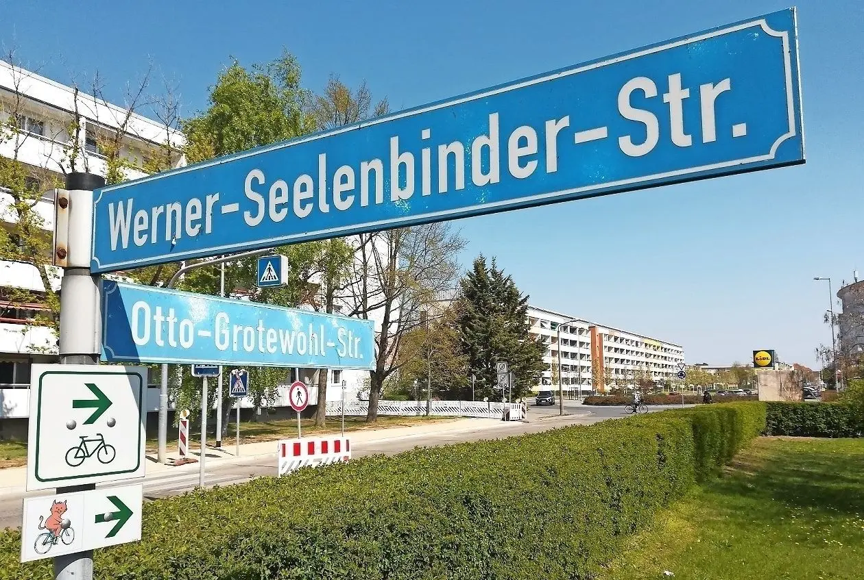 Um den Namen Werner-Seelenbinder-Straße wurde Anfang der 1990er-Jahre heftig gestritten. Die Befürworter haben sich aber durchgesetzt, und so gibt es die Straße noch heute in der Neustadt.