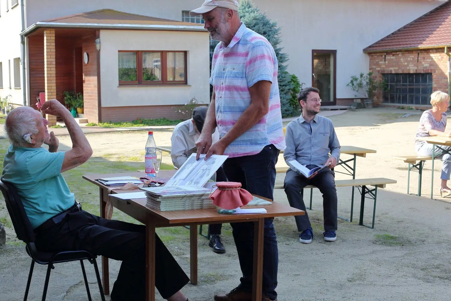 Dachdeckermeister Hartmut Fort aus Grießen entdeckt im Buch von Reinhard Natusch ein Foto seiner Mutter Ruth Döring in Tracht.