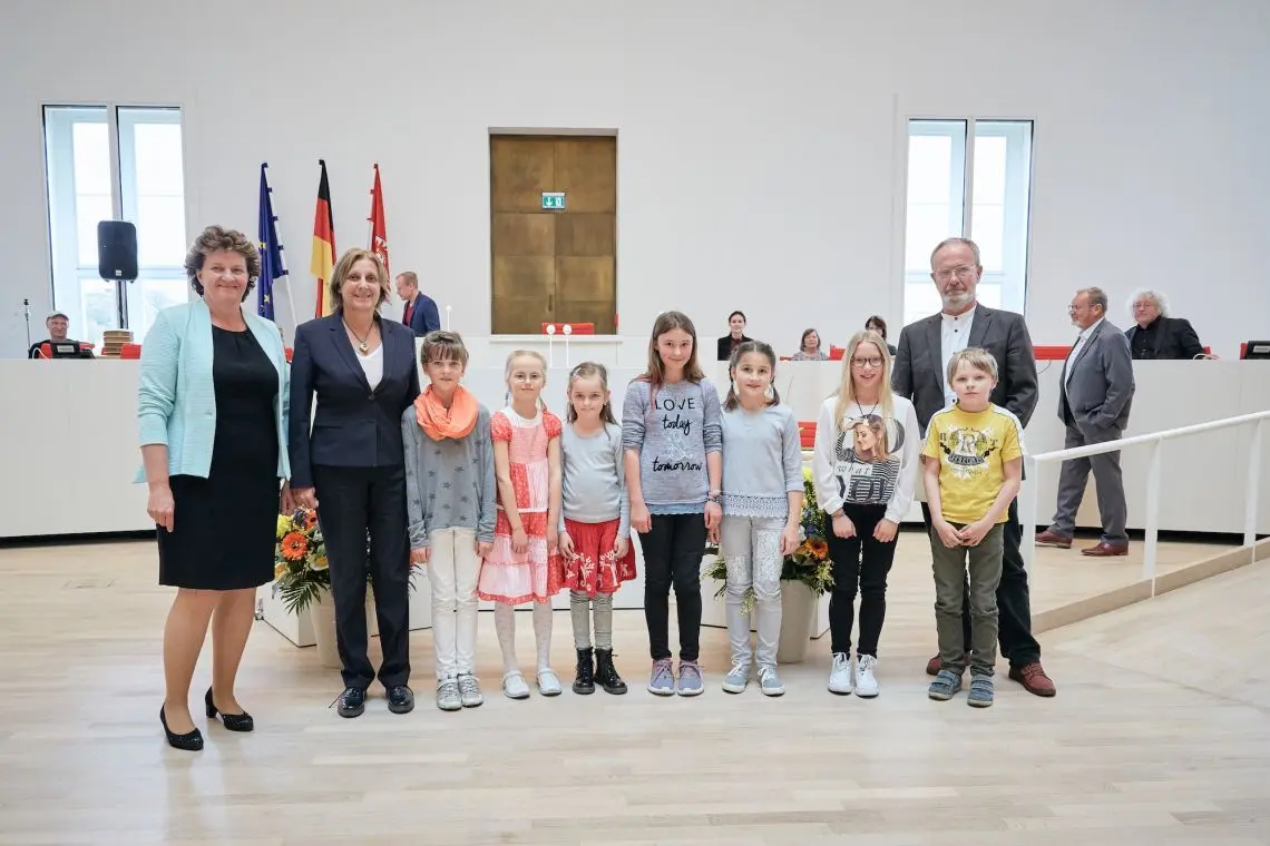 Landtagspräsidentin Britta Stark und Ministerin für Bildung, Jugend und Sport, Britta Ernst, begrüßen Schülerinnen und Schüler zur Preisverleihung des 66. Europäischen Wettbewerbs im Landtag Brandenburg. Sieben Preisträger kamen von der Grund- und Oberschule Calau.⇥