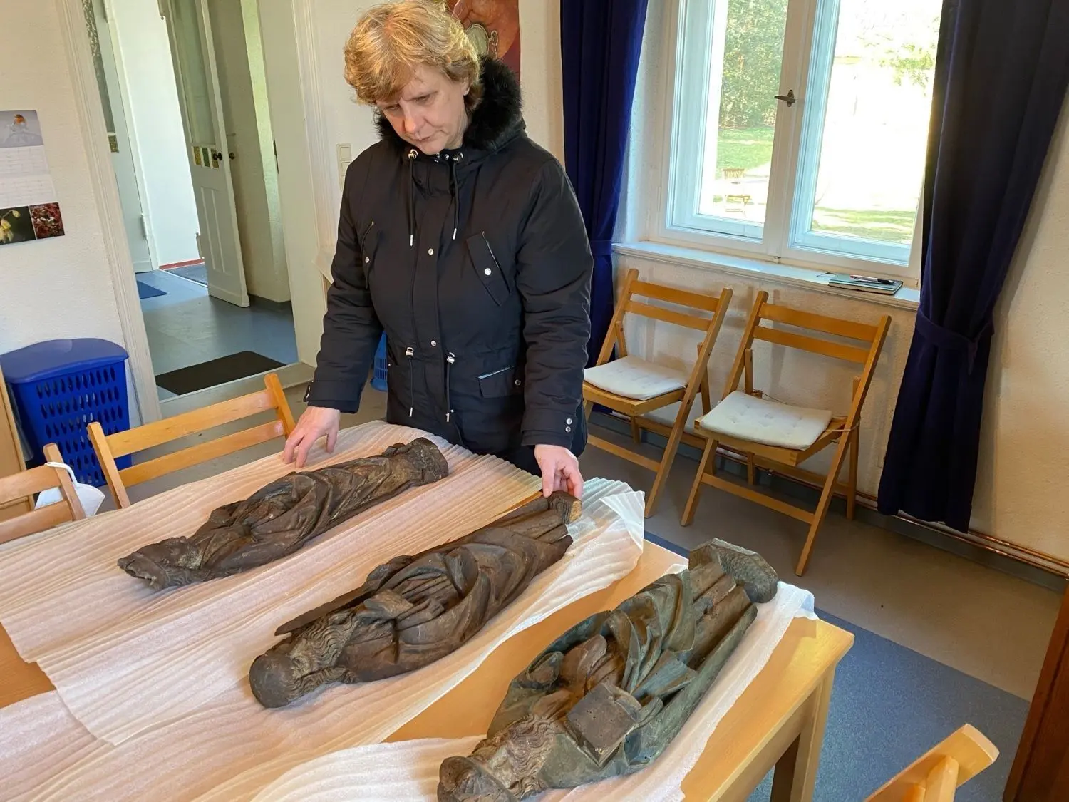 Gabriele Kölling vom Gemeindekirchenrat setzt sich für die Restaurierung der mittelalterlichen Figuren in Großkrausnik ein.