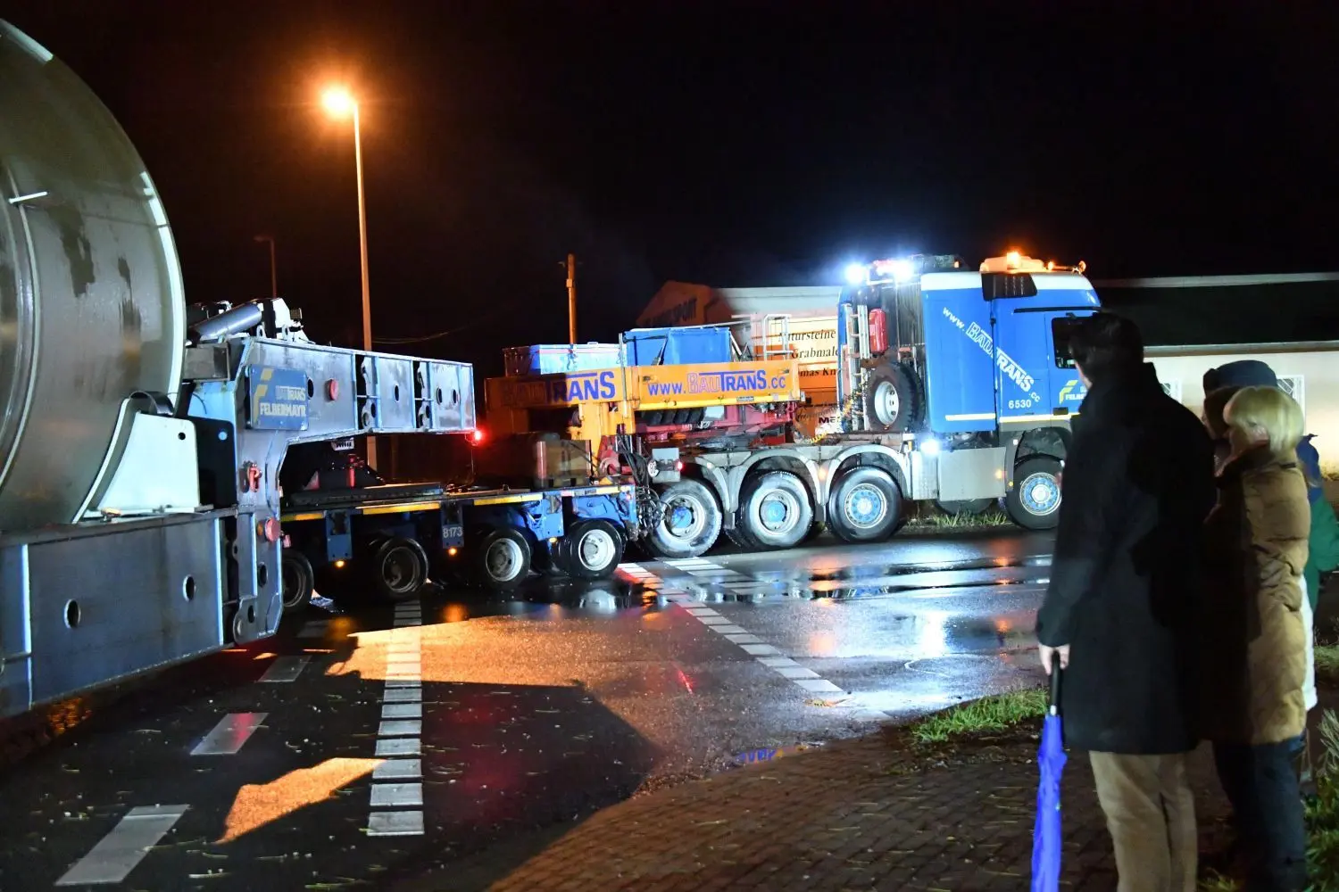 Den etwa 65 Meter langen Schwerlasttransport vom Ortseingang aus Richtung Neuhausen durch Cottbus zur Heizkraftwerk-Baustelle in Dissenchen zu steuern, dauert auf einsamen nächtlichen Straßen mehr als zwei Stunden.