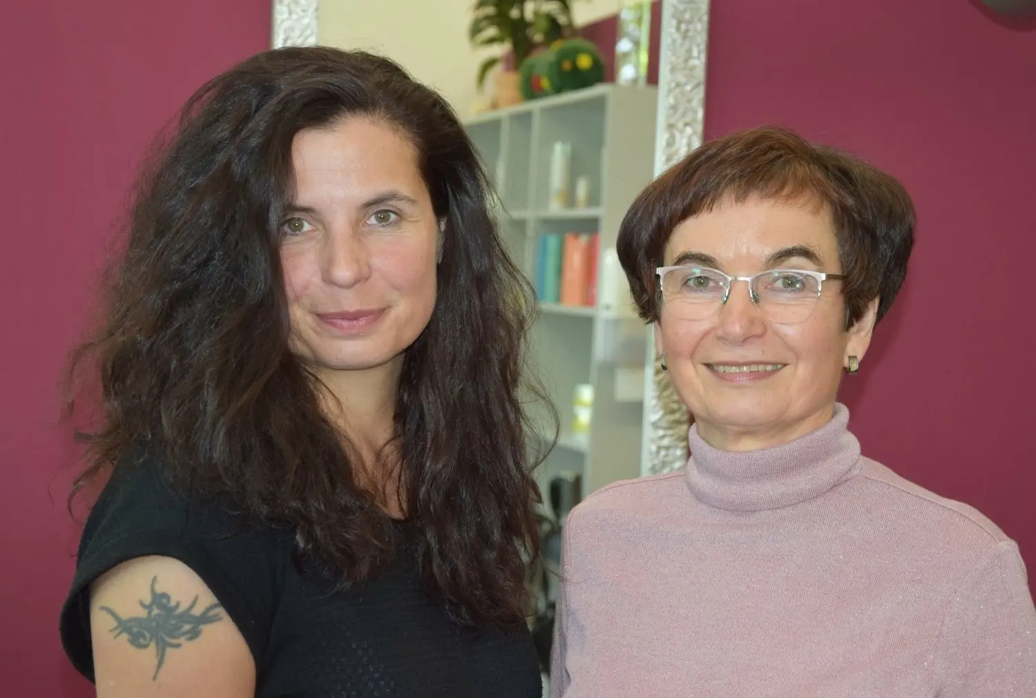 Tochter und Mutter: Franziska Hoffmann und Inhaberin Silvia Sinske in ihrem Salon in der Weinbergstraße.