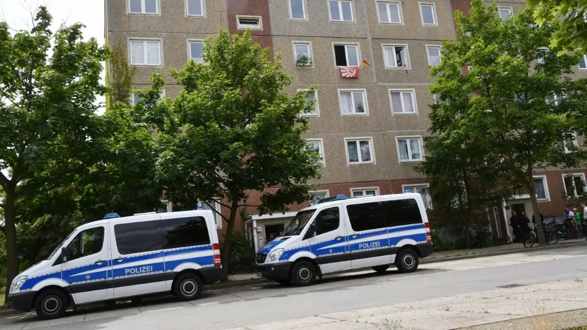 Polizeiautos stehen vor dem Asylbewerberheim in der Hegelstraße in Cottbus.
13.06.2018, Brandenburg, Cottbus: Polizeiautos stehen vor dem Asylbewerberheim in der Hegelstraße. Nach mehreren Angriffen unter Asylbewerber-Gruppen in Cottbus hat die Polizei damit begonnen, die betroffene Flüchtlingsunterkuft zu durchsuchen. (zu dpa: «Polizei durchsucht nach Angriffen Flüchtlingsunterkunft» vom 13.06.2018) Foto: Michael Helbig/dpa-Zentralbild/dpa +++ dpa-Bildfunk +++