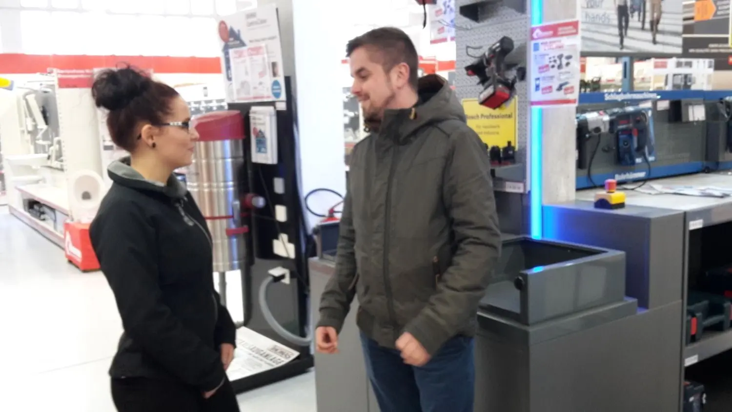 Michelle Breitzke und Michael Dockter im Gespräch über den Warenbestand im Fachmarkt.⇥