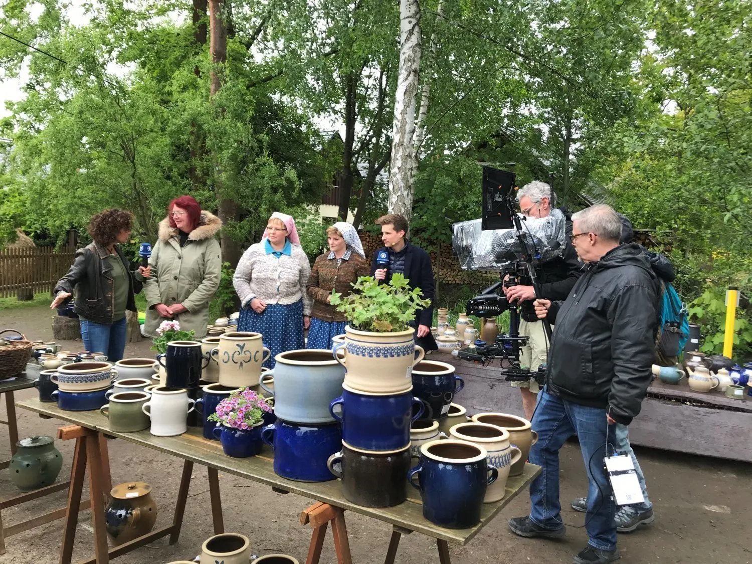 Isabel Varrell (links) und Tim Schreder (Mitte) vom ARD-Magazin "Live nach neun" interessierten sich auch für die Spreewälder Trachten.