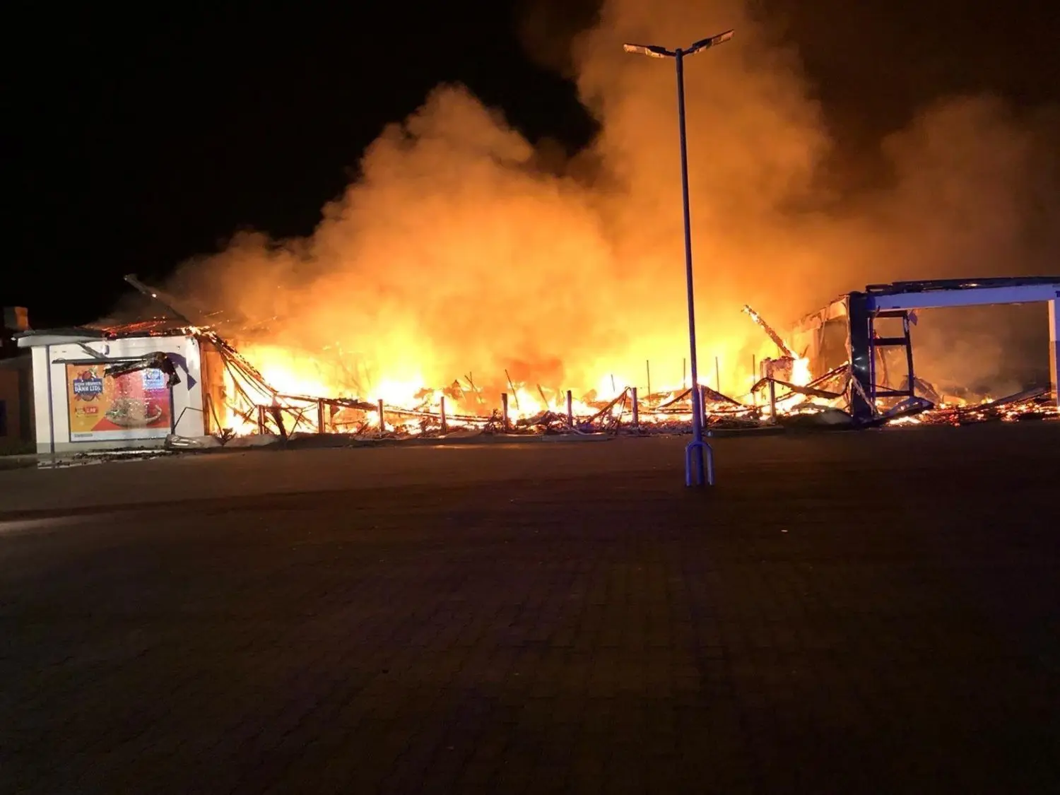 Beim Eintreffen der Feuerwehren stand der Lidl-Markt in Doberlug-Kirchhain bereits in voller Ausdehnung in Flammen.