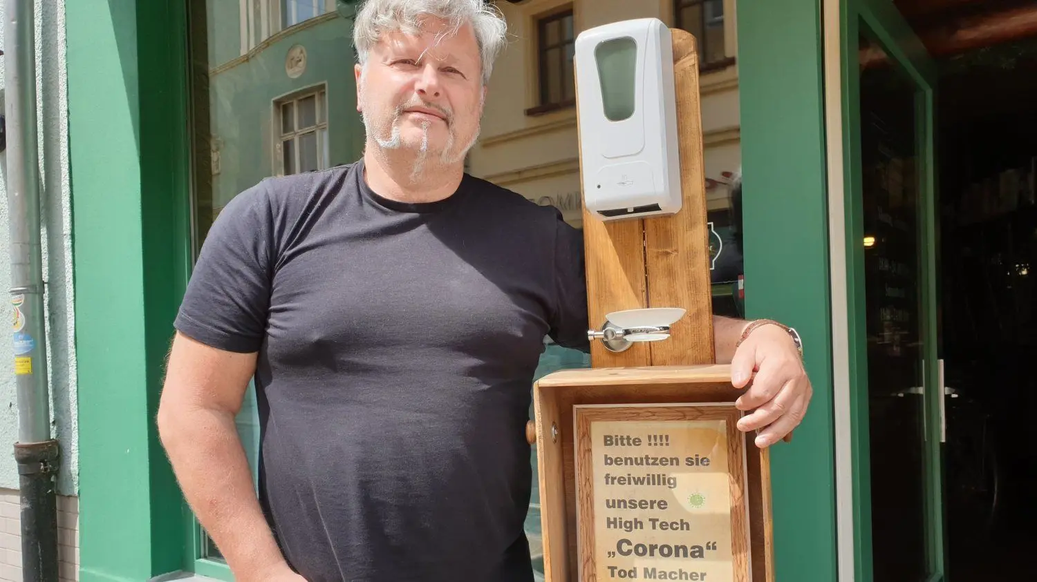 Kneipenwirt Lutz Müller (58) ist auf eine Wiedereröffnung des Canyon Country Saloons bestens eingestellt. Sein selbst gebauter, kontaktloser Desinfektionsspender ist ein Hingucker – versehen mit einer klaren Botschaft an seine Gäste, so sie denn wieder kommen dürfen.
