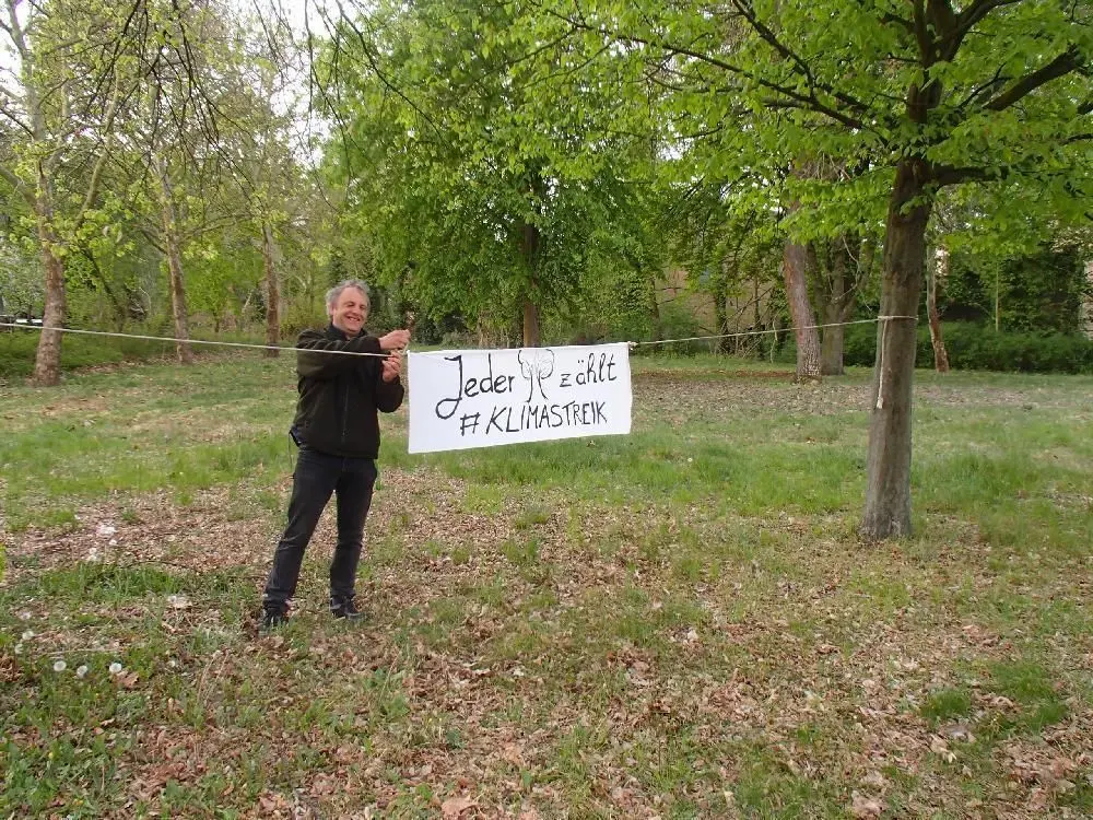 Plakat malen, aufhängen, Foto machen, hochladen - fertig. Der Klimastreik geht online, wird dabei aber nicht weniger wirksam. Thomas Fischer aus Lübben war einer von mehr als 87.000 Streikenden mit gut 15.000 Transparenten, die beim Netzstreik fürs Klima mitwirkten.