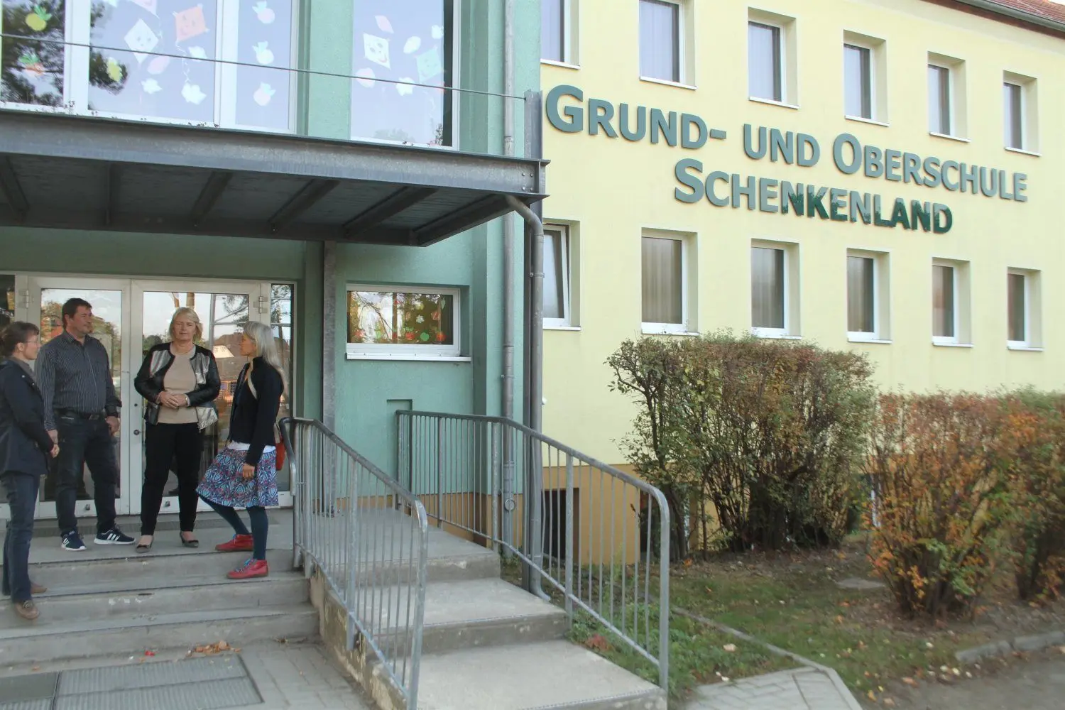 An der Grund- und Oberschule Schenkenland werden die Kinder und Jugendlichen morgens von einem Mitglied der Schulleitung um Manon und Thomas Hähnel (Mitte) empfangen, hier im Bild mit Elternsprecherin Dörthe Ziemer (links) und ihrer damaligen Stellvertreterin Maren Wernitzsch. Amtsdirektor Oliver Theel lobt die Arbeit der Schulleitung: Sie habe maßgeblich dazu beigetragen, die Schülerzahlen zu steigern.