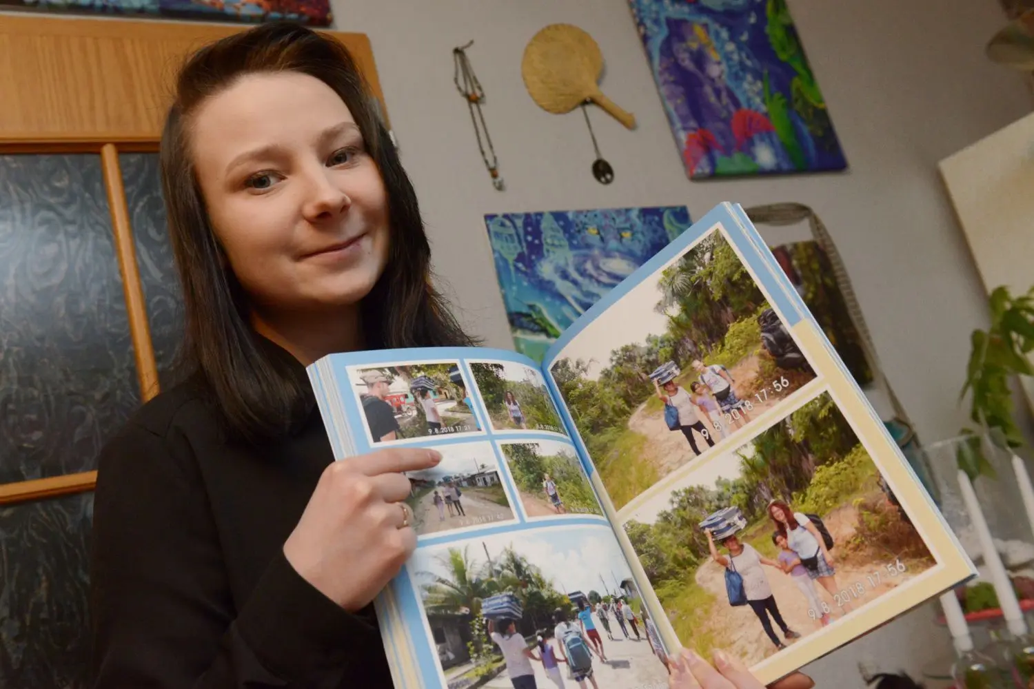 Das letzte Foto vor Vanessas Abreise am 2. Januar. Voller Vorfreude blätterte sie mit RUNDSCHAU-Reporterin Andrea Budich im Fotobuch ihrer ersten Peru-Reise. ⇥