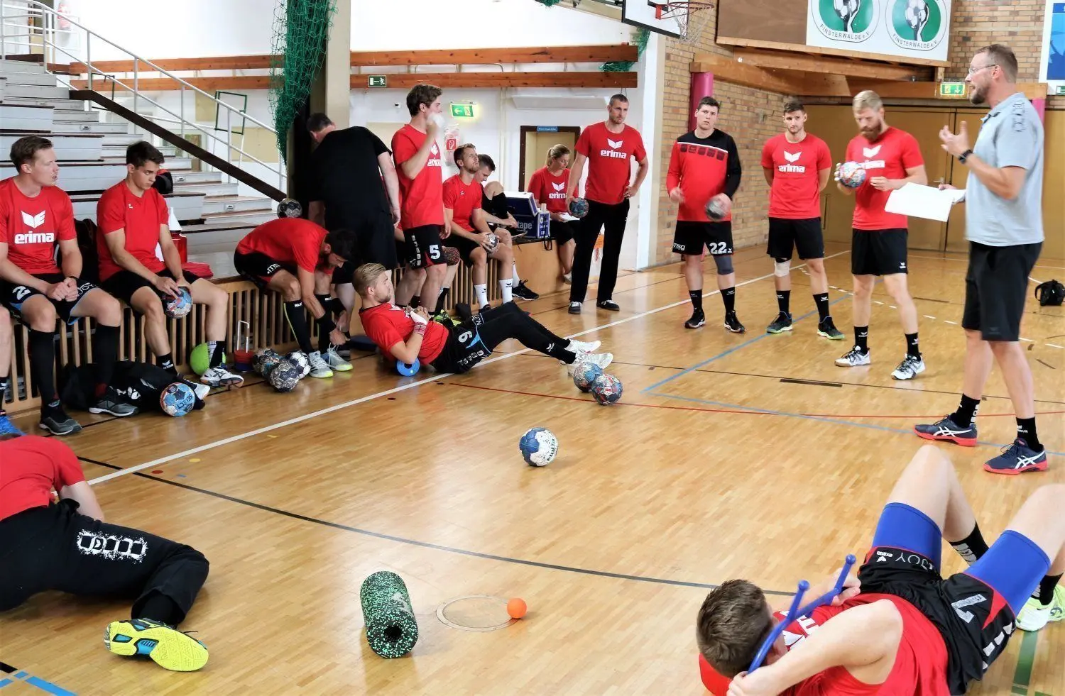 Erste Besprechung der HSG Nordhorn-Lingen beim Start in die Trainingswoche. ⇥
