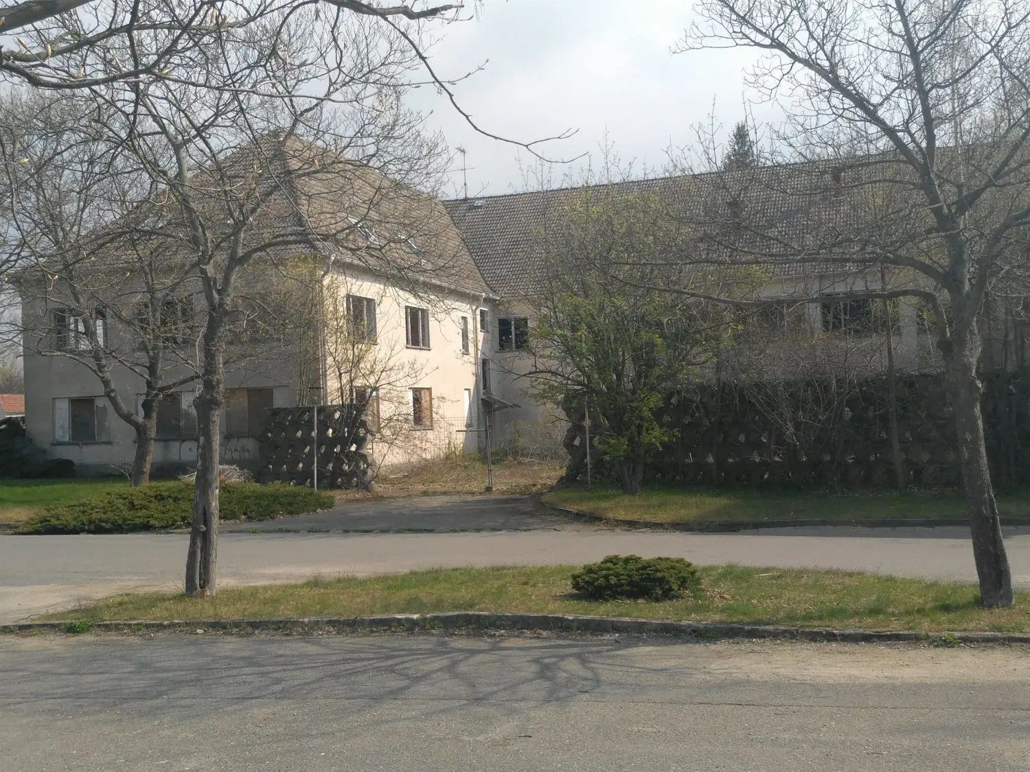 Sorgenkind bleibt das ehemalige und völlig marode "Haus der Gewerkschaften", an das sich der Park "Am Lindengarten" anschließt. In den Geltungsbereich des neuen Bebauungsplanes soll das Objekt einbezogen und über den Bestandsschutz hinaus planungsrechtlich gesichert werden.