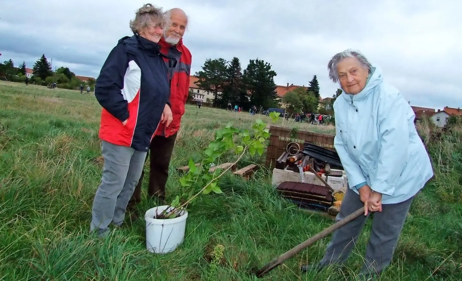 Sie war mit Sicherheit die älteste Teilnehmern der Pflanzaktion am Tag der Deutschen Einheit: Sonja Mende (89) aus Hoyerswerda (r.). Begleitet wurde sie am Einheitstag von Karin und Helmut Hänsch aus Weißkollm.