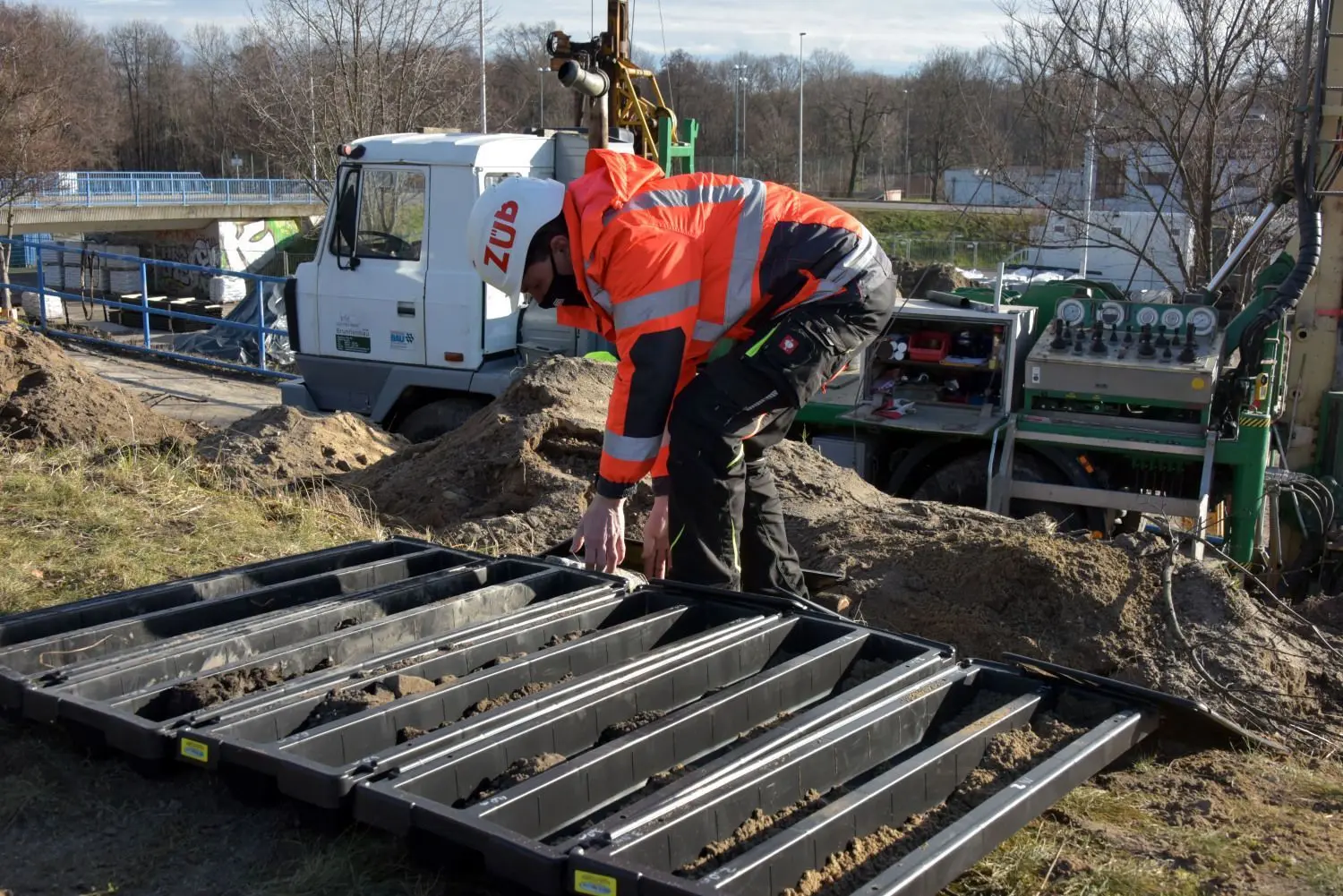 Baustellen-Leiter Thomas Bretschneider zeigt Bodenproben der Bohrungen. Manchmal liegt auch ein Granitstein oder Bauschutt im Weg.