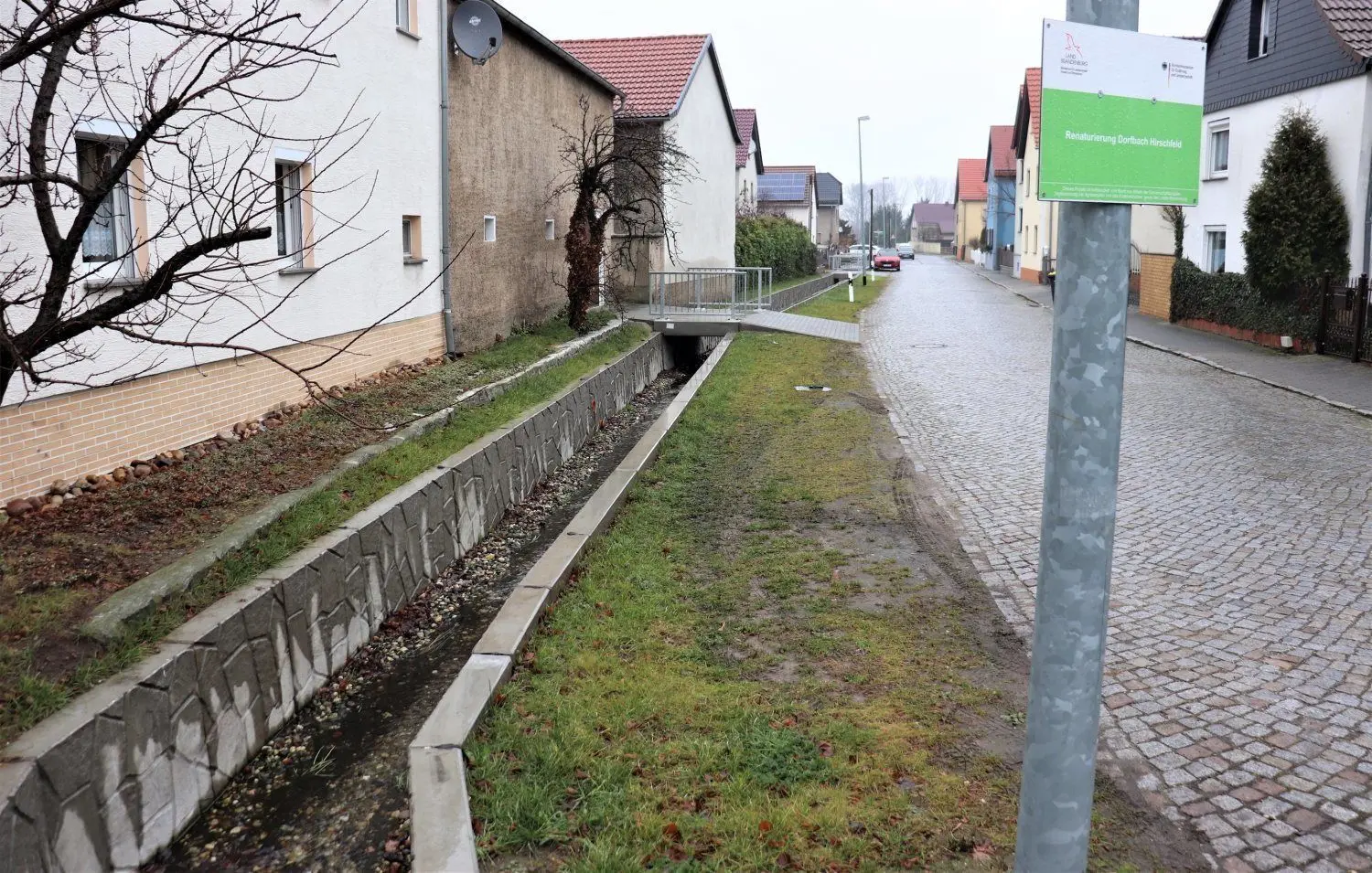 Mehr Sicherheit gegen Überflutung: Der fertige Abschnitt des Dorfbaches in Hirschfeld fasst mehr Wasser.