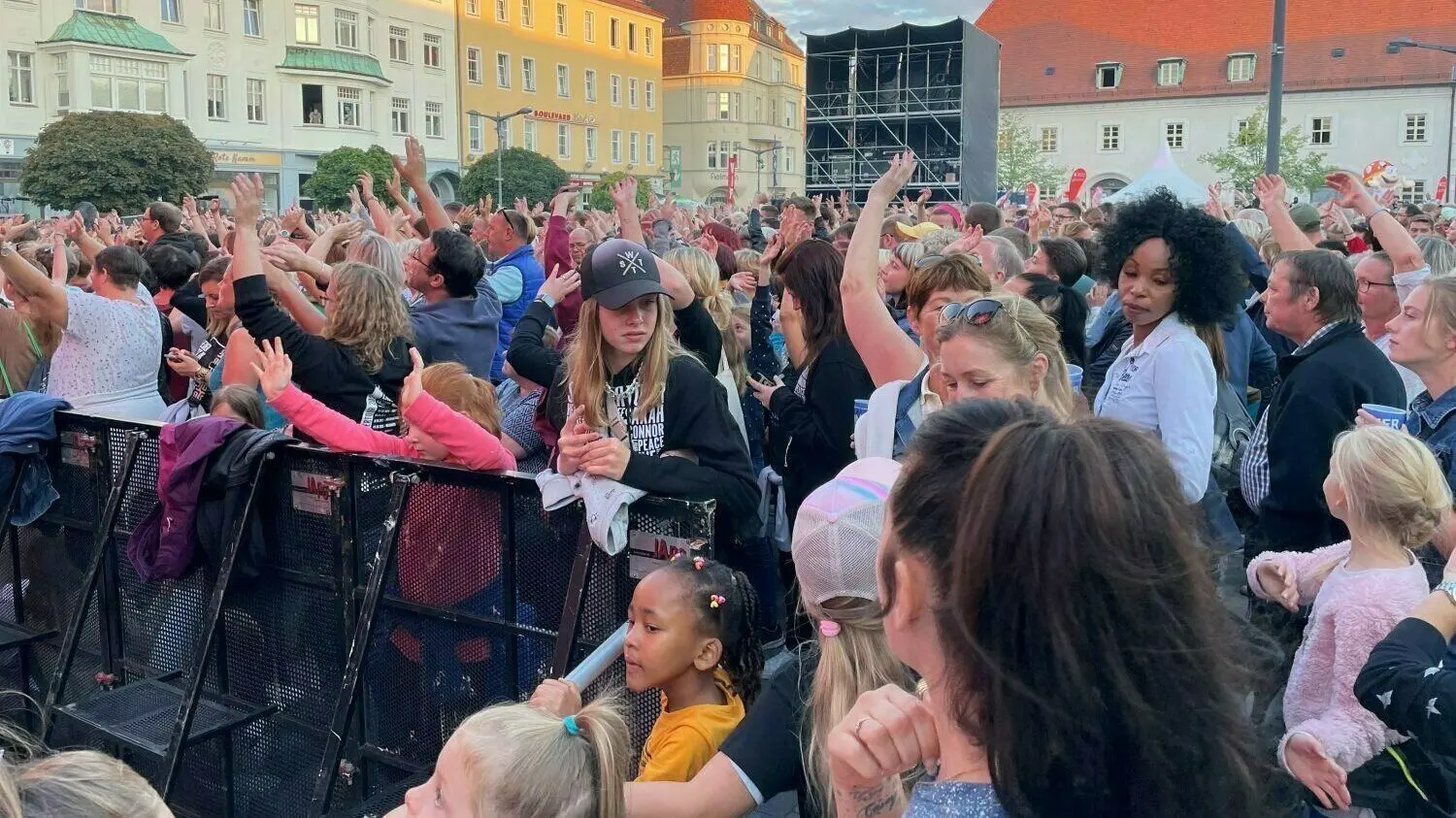 Finsterwalde bebt bei Sommer Open-Air der Sparkasse Elbe-Elster. Und das schon weit vor Sarah Connor. Hier bei den Weberknechten der Kreismusikschule Gebrüder Graun.
