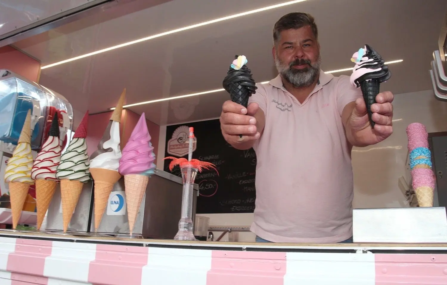 Jan Igel aus Colbitz hat schwarzes Eis im Angebot. Es besteht aus schwarzem Vanilleeis und Aktivkohle.