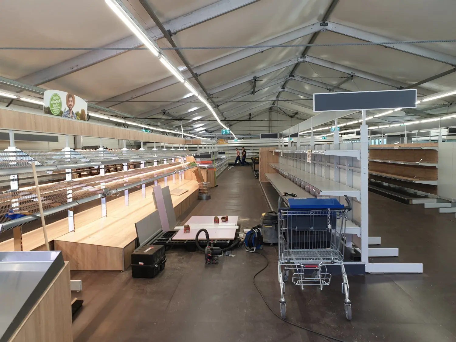 Ein kleiner Einblick für die Rundschau offenbart: Am 23. Juli ist die Inneneinrichtung des Lidl-Zelts beinahe komplett. Inzwischen werden die Regale befüllt.