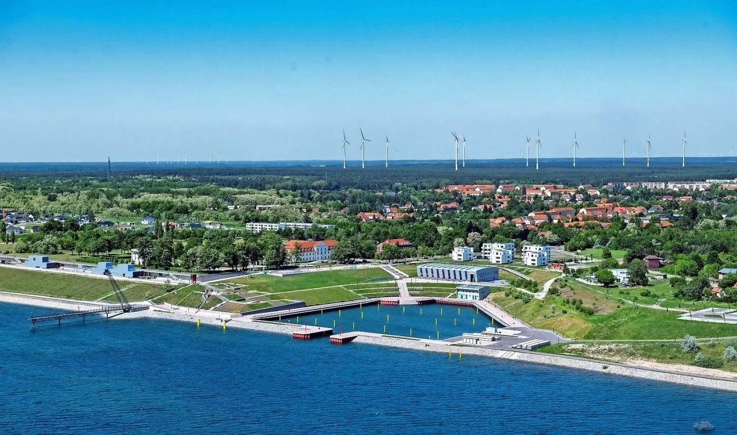 Wie eine Perle im Lausitzer Seenland wartet der Großräschener Stadthafen auf seine Indienststellung. Tausende Besucher werden an diesem Wochenende die Hafentauglichkeit der einstigen Kohlestadt einem ersten Belastungstest unterziehen. Ein kostenloser Shuttle-Verkehr ist eingerichtet.