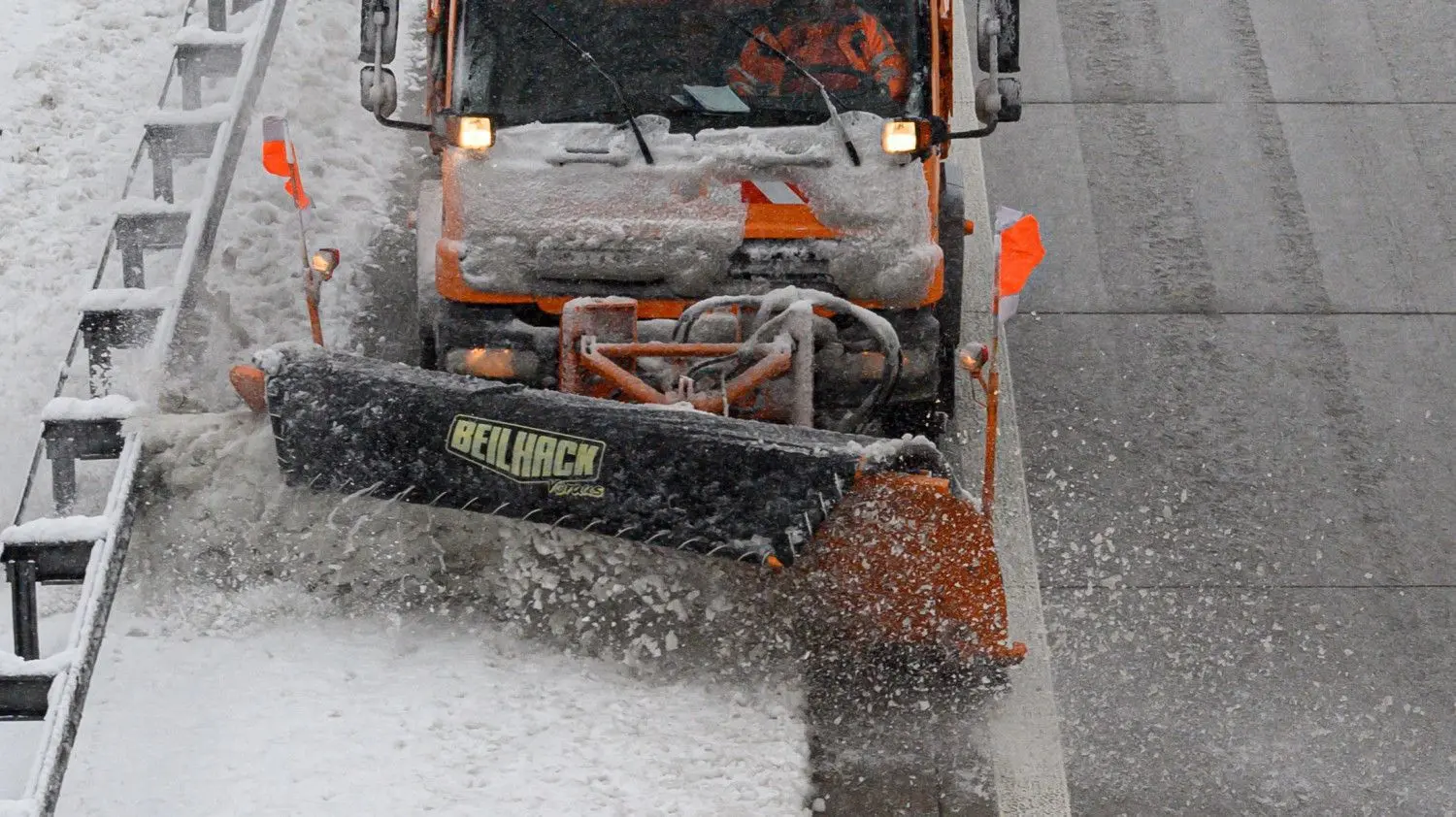 Schneefall in Sachsen: Der Winterdienst ist hier auf der Autobahn A17 im Erzgebirge im Einsatz und schiebt Schnee vom Seitenstreifen beiseite.