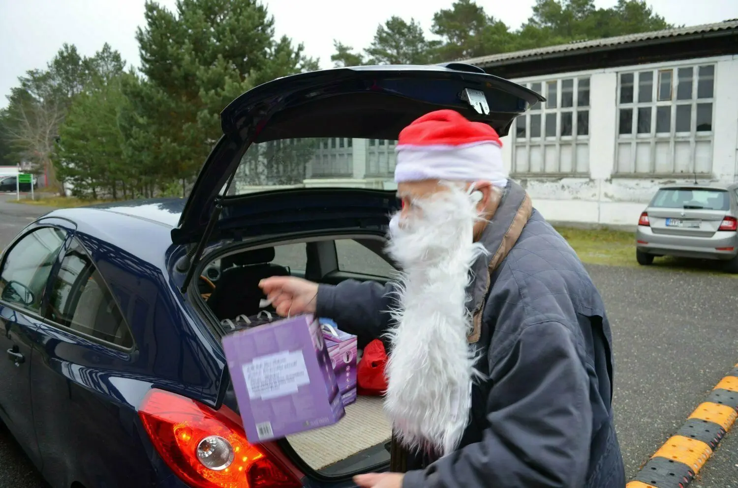 Wie der Weihnachtsmann beim Geschenkeverteilen: Siegfried Schmidt vor dem Hoyerswerdaer Katzenheim.