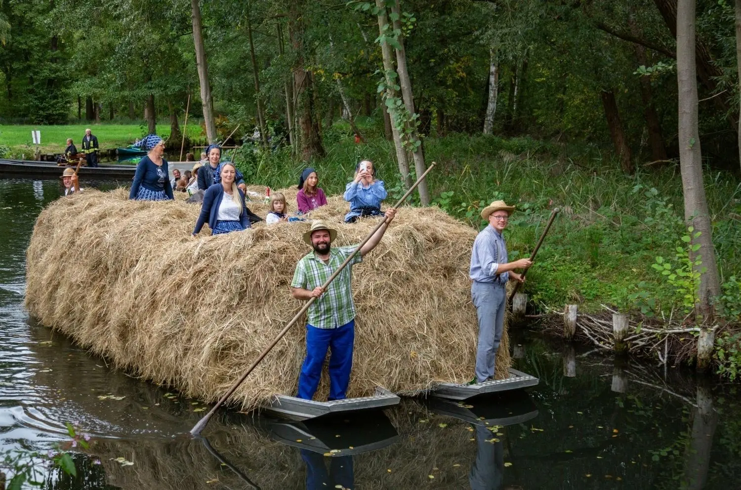 Heuschobertransport beim Kahnkorso in Lehde 2019.